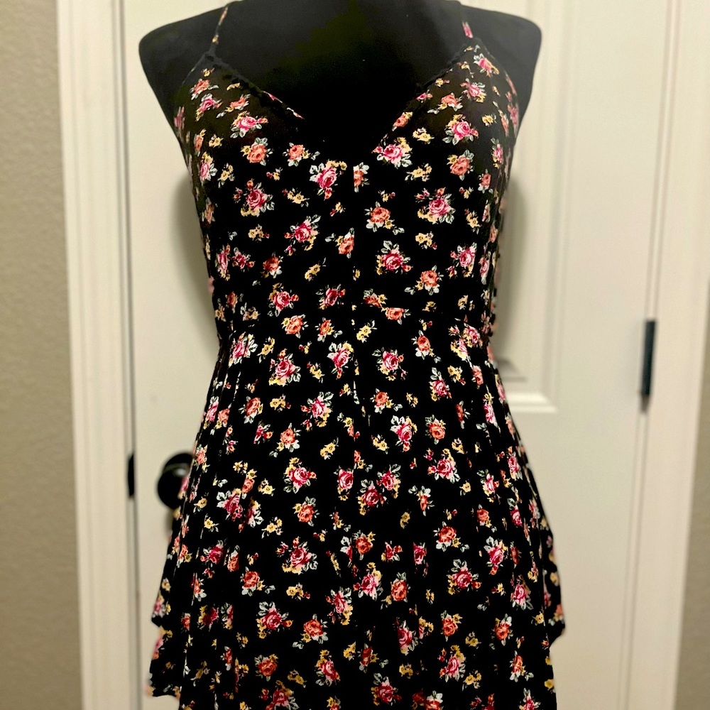 Crisscross back beautiful details. Never used but without tags forever21